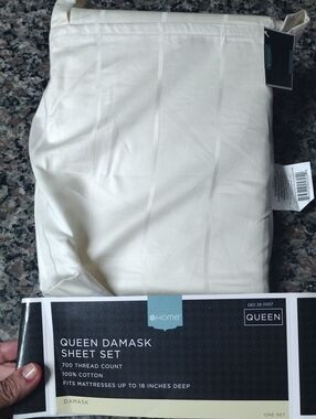 Queen 700 thread count 100% cotton cream/ ivory Damask FLAT SHEET  NWT